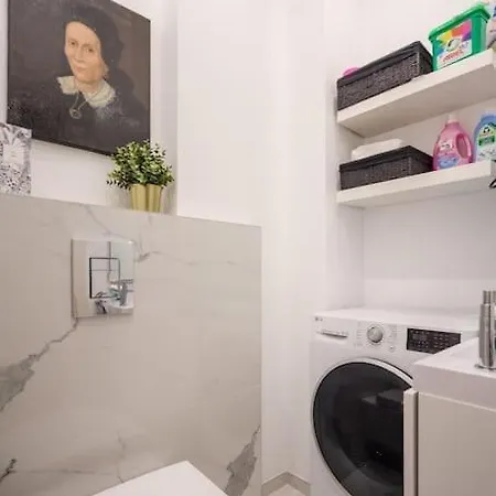 Modern And Minimalist In Downtown *